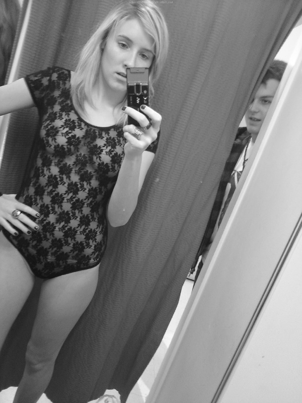 Распущенная блондинка демонстрирует попку 1 фотография Распущенная блондинка демонстрирует попку 1 фотография