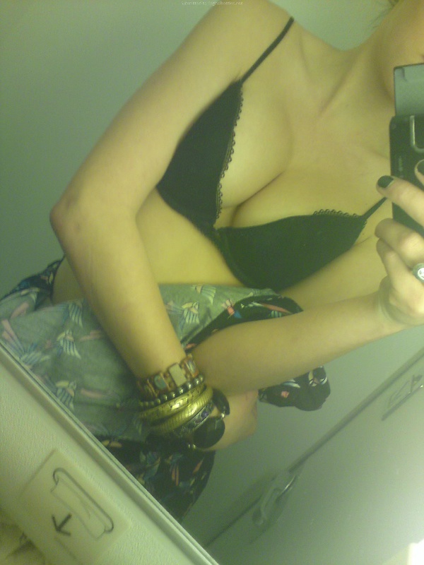 Распущенная блондинка демонстрирует попку 4 фотография Распущенная блондинка демонстрирует попку 4 фотография