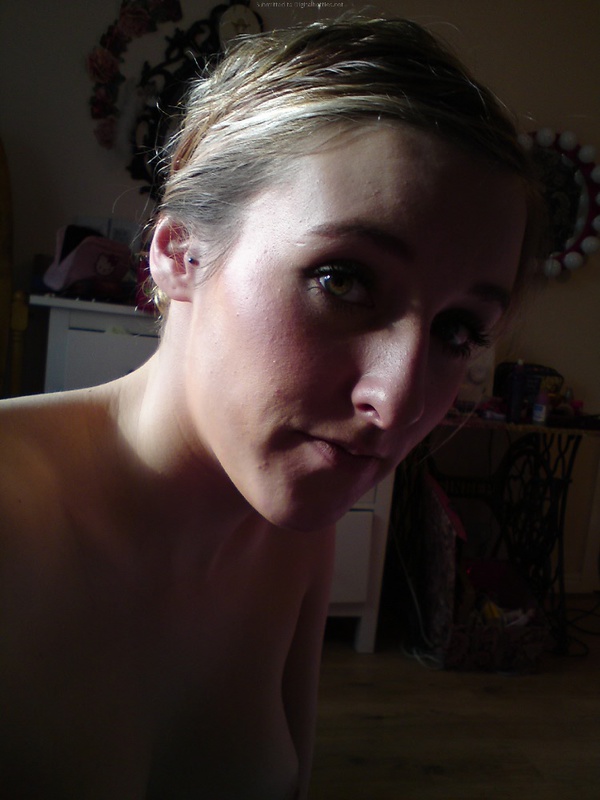 Распущенная блондинка демонстрирует попку 8 фотография Распущенная блондинка демонстрирует попку 8 фотография