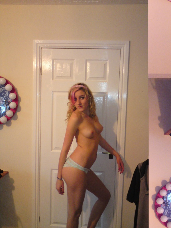 Распущенная блондинка демонстрирует попку 27 фотография Распущенная блондинка демонстрирует попку 27 фотография