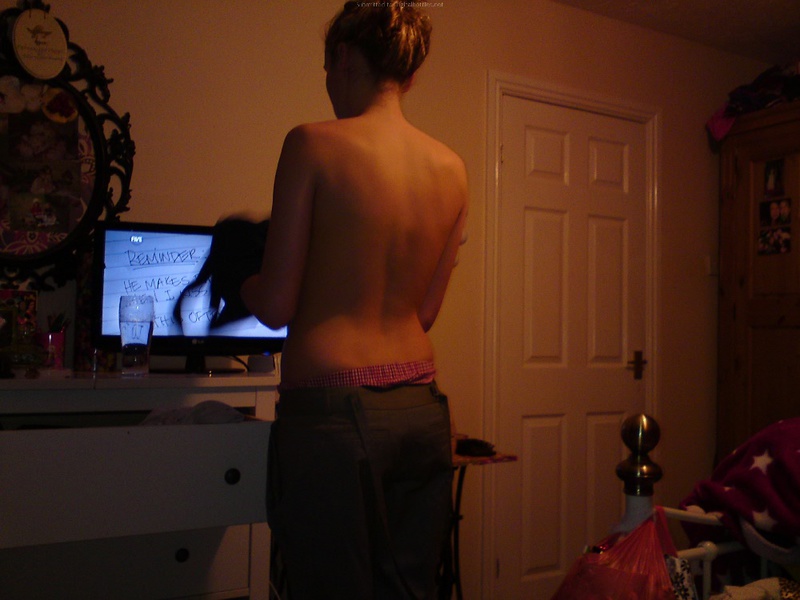 Распущенная блондинка демонстрирует попку 18 фотография Распущенная блондинка демонстрирует попку 18 фотография