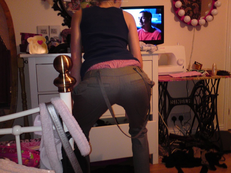 Распущенная блондинка демонстрирует попку 20 фотография Распущенная блондинка демонстрирует попку 20 фотография