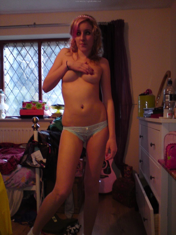 Распущенная блондинка демонстрирует попку 25 фотография Распущенная блондинка демонстрирует попку 25 фотография