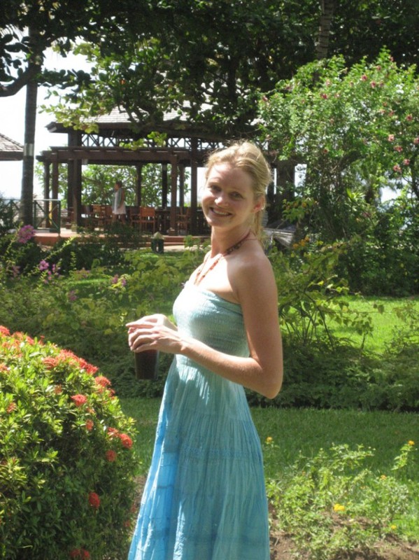 Раскрепощенная блондинка показывает титьки 5 фотография