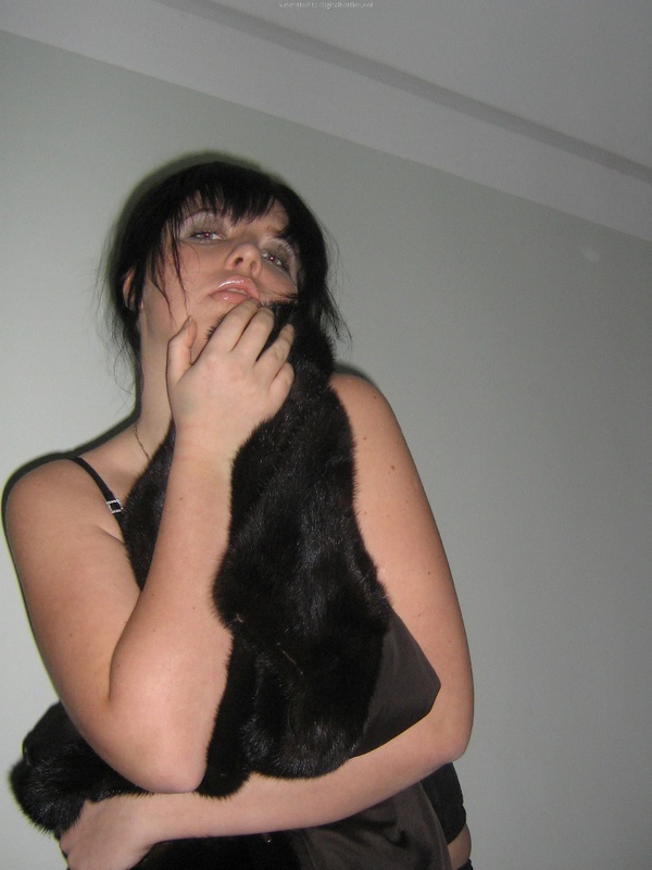 Деваха в шубе показала натуральные сиськи 7 фотография Деваха в шубе показала натуральные сиськи 7 фотография