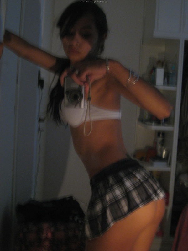 Загорелая брюнетка в трусиках хвастается упругой попкой 21 фотография Загорелая брюнетка в трусиках хвастается упругой попкой 21 фотография