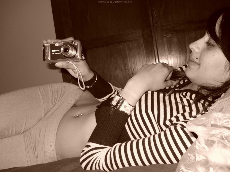 Загорелая брюнетка в трусиках хвастается упругой попкой 29 фотография Загорелая брюнетка в трусиках хвастается упругой попкой 29 фотография