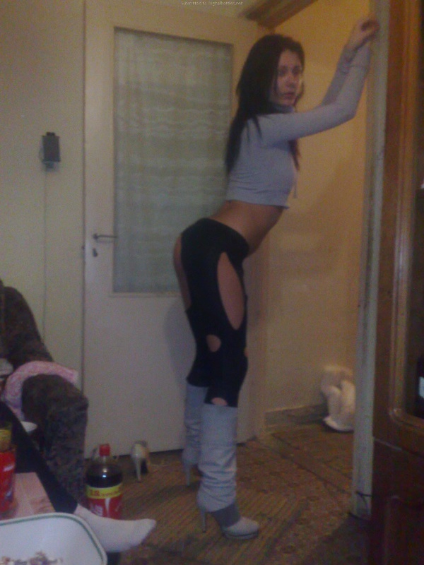 Брюнетка показывает парню сексуальные наряды 5 фотография Брюнетка показывает парню сексуальные наряды 5 фотография