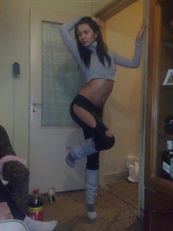 Брюнетка показывает парню сексуальные наряды 25 фотография Брюнетка показывает парню сексуальные наряды 25 фотография