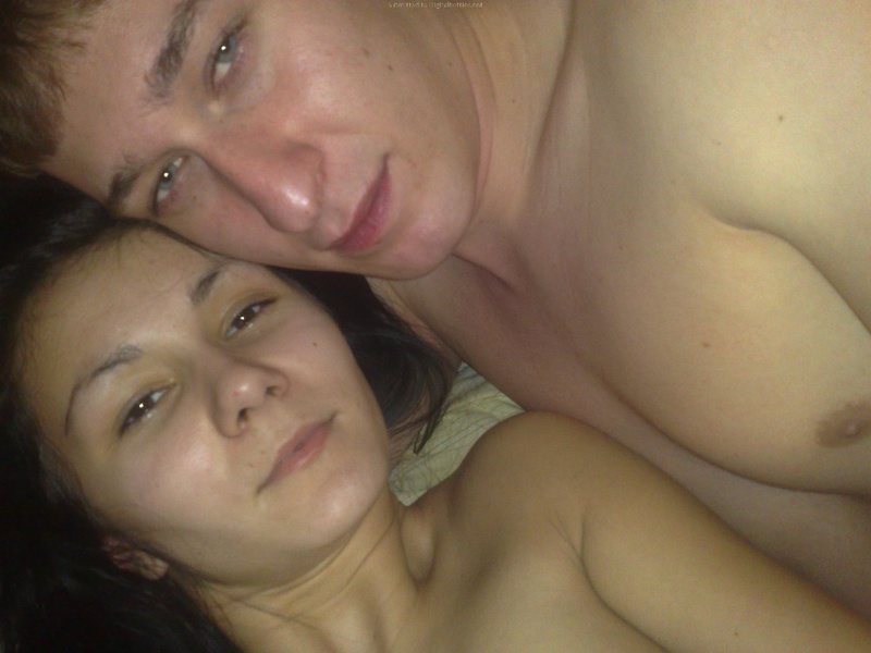 Брюнетка показывает парню сексуальные наряды 37 фотография Брюнетка показывает парню сексуальные наряды 37 фотография