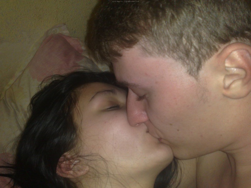 Брюнетка показывает парню сексуальные наряды 35 фотография Брюнетка показывает парню сексуальные наряды 35 фотография