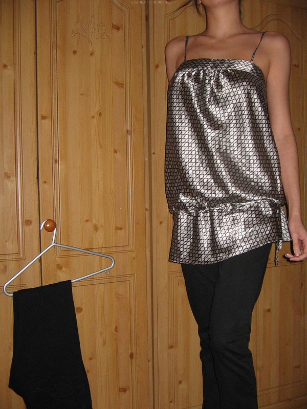 Раскрепощенная чика хвастается шикарными дойками 4 фотография Раскрепощенная чика хвастается шикарными дойками 4 фотография