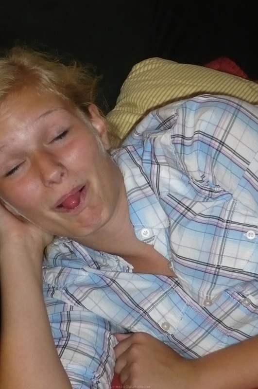 Обаятельная студентка сверкает киской перед избранником 11 фотография Обаятельная студентка сверкает киской перед избранником 11 фотография