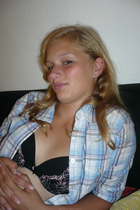 Обаятельная студентка сверкает киской перед избранником 15 фотография Обаятельная студентка сверкает киской перед избранником 15 фотография