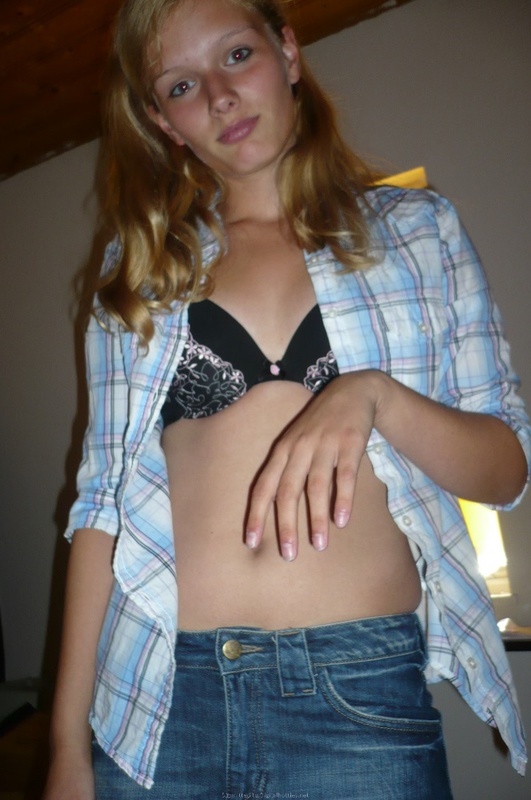 Обаятельная студентка сверкает киской перед избранником 13 фотография Обаятельная студентка сверкает киской перед избранником 13 фотография