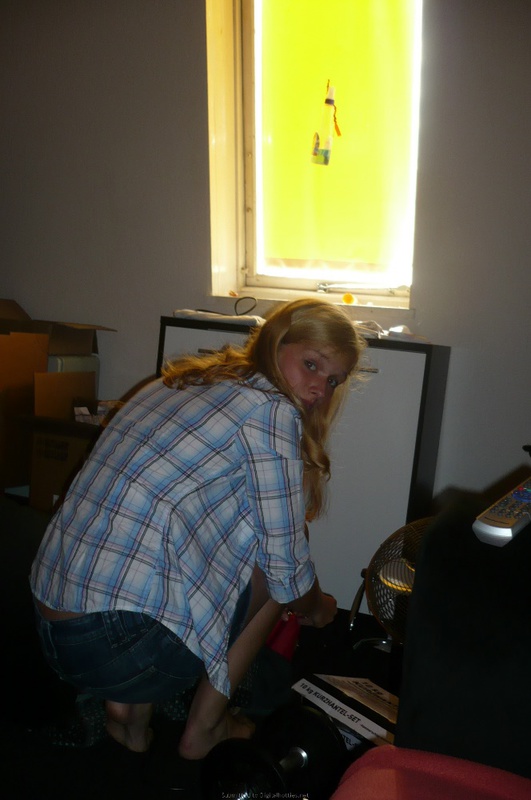 Обаятельная студентка сверкает киской перед избранником 12 фотография Обаятельная студентка сверкает киской перед избранником 12 фотография