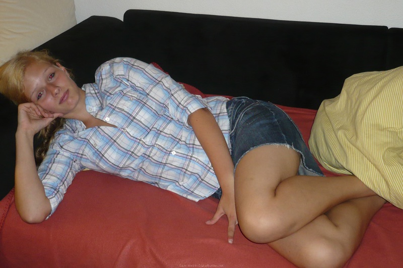 Обаятельная студентка сверкает киской перед избранником 9 фотография Обаятельная студентка сверкает киской перед избранником 9 фотография