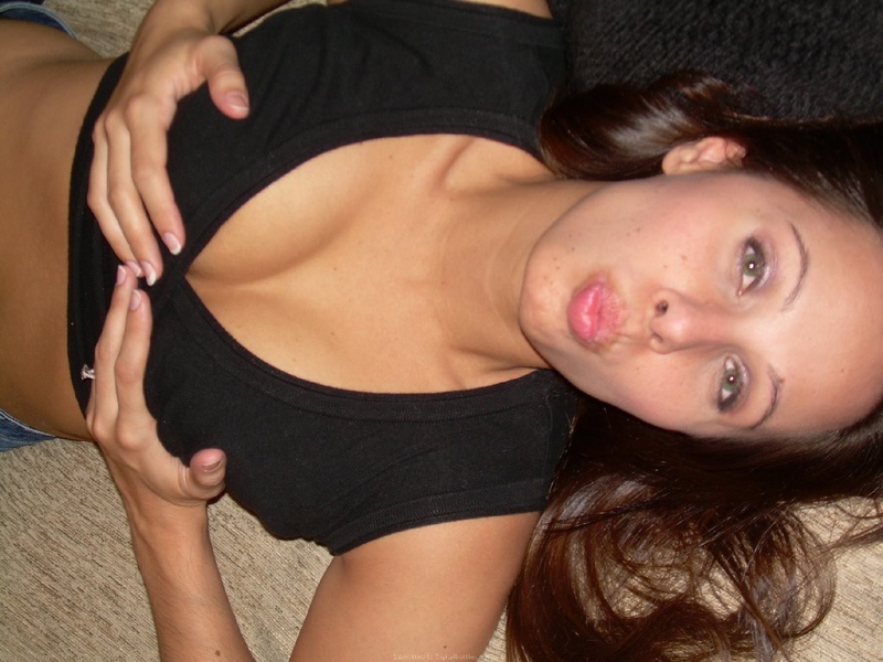 Безотказная брюнетка хвастается нижним бельем 8 фотография Безотказная брюнетка хвастается нижним бельем 8 фотография