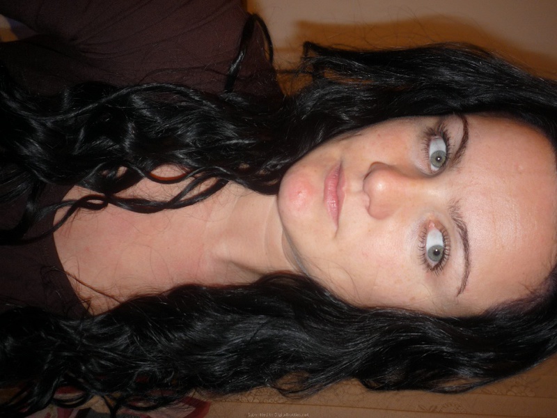 Брюнетка сняла лифчик и сверкает сиськами перед зеркалом 15 фотография Брюнетка сняла лифчик и сверкает сиськами перед зеркалом 15 фотография