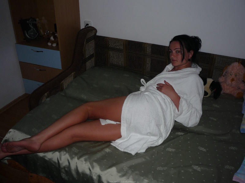 Брюнетка сняла лифчик и сверкает сиськами перед зеркалом 4 фотография Брюнетка сняла лифчик и сверкает сиськами перед зеркалом 4 фотография