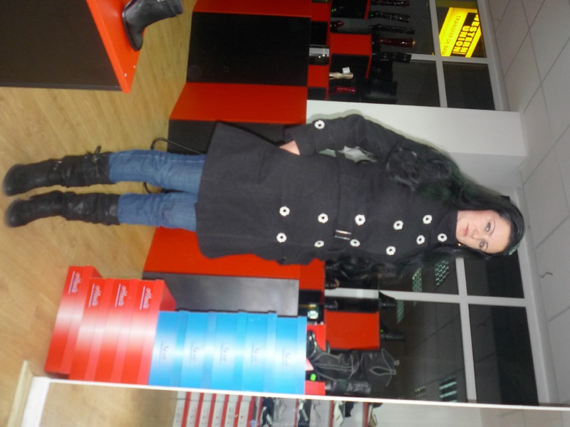 Брюнетка сняла лифчик и сверкает сиськами перед зеркалом 16 фотография Брюнетка сняла лифчик и сверкает сиськами перед зеркалом 16 фотография