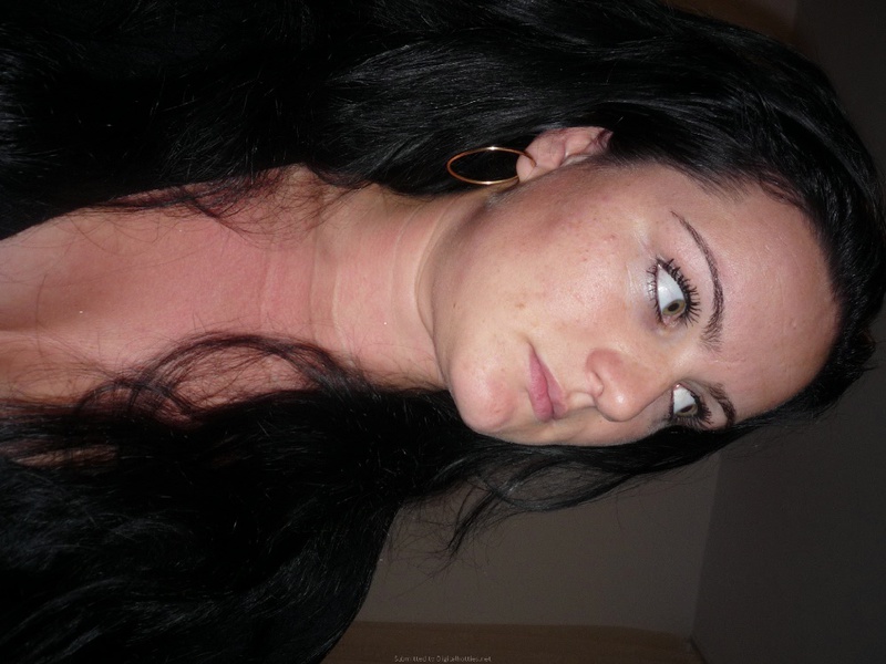 Брюнетка сняла лифчик и сверкает сиськами перед зеркалом 20 фотография Брюнетка сняла лифчик и сверкает сиськами перед зеркалом 20 фотография