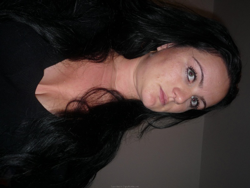 Брюнетка сняла лифчик и сверкает сиськами перед зеркалом 19 фотография Брюнетка сняла лифчик и сверкает сиськами перед зеркалом 19 фотография