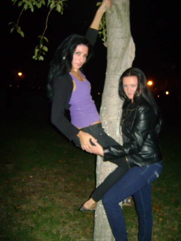 Брюнетка сняла лифчик и сверкает сиськами перед зеркалом 23 фотография Брюнетка сняла лифчик и сверкает сиськами перед зеркалом 23 фотография