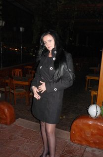 Брюнетка сняла лифчик и сверкает сиськами перед зеркалом