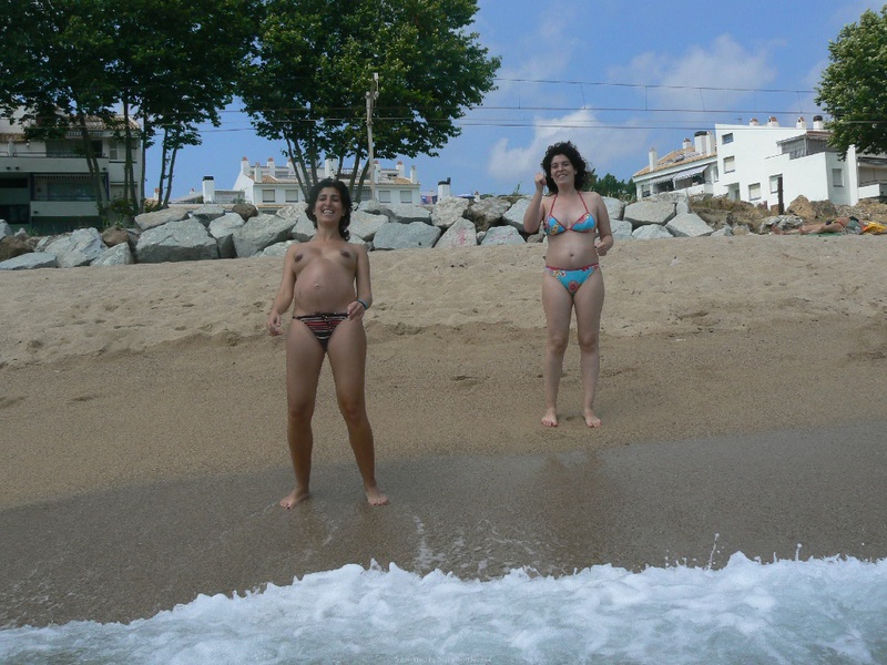 Беременная латина загорает на пляже без верха купальника 11 фотография