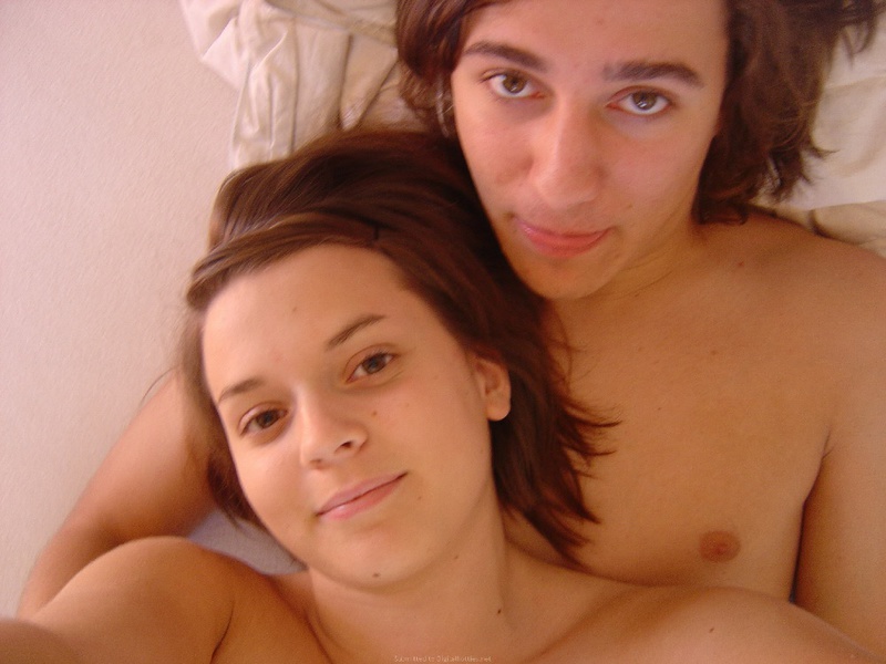 Влюбленная парочка в кровати после секса 5 фотография Влюбленная парочка в кровати после секса 5 фотография