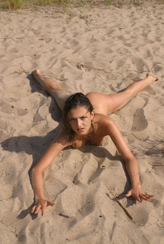 Роскошная стройняшка разделась на берегу озера 15 фотография Роскошная стройняшка разделась на берегу озера 15 фотография