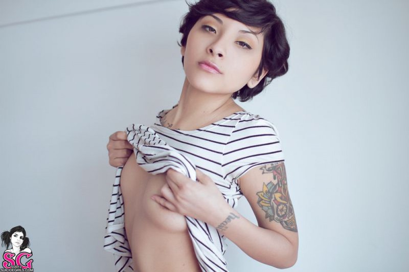 Восточная искусительница любуется медовыми сосками 1 фотография Восточная искусительница любуется медовыми сосками 1 фотография