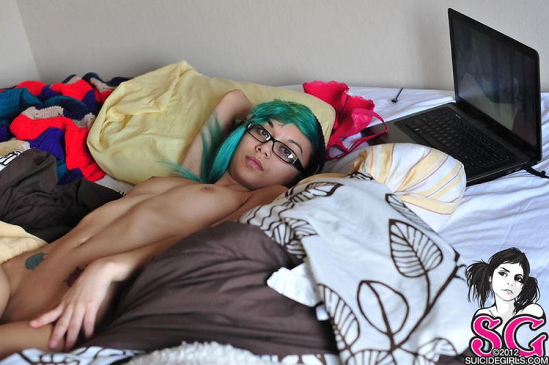 Стройная азиатская студентка голышом на кровати 20 фотография