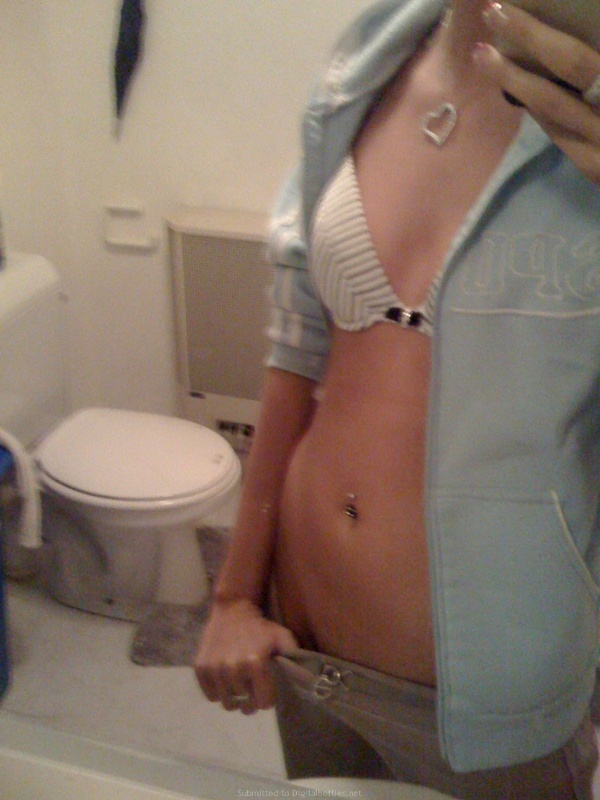 Телка после пластики груди светит своими упругими сиськами 6 фотография Телка после пластики груди светит своими упругими сиськами 6 фотография