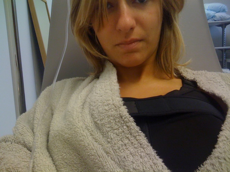 Телка после пластики груди светит своими упругими сиськами 21 фотография Телка после пластики груди светит своими упругими сиськами 21 фотография