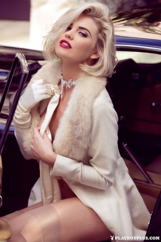 Сногсшибательная блондинка позирует в ретро-каре 10 фотография Сногсшибательная блондинка позирует в ретро-каре 10 фотография