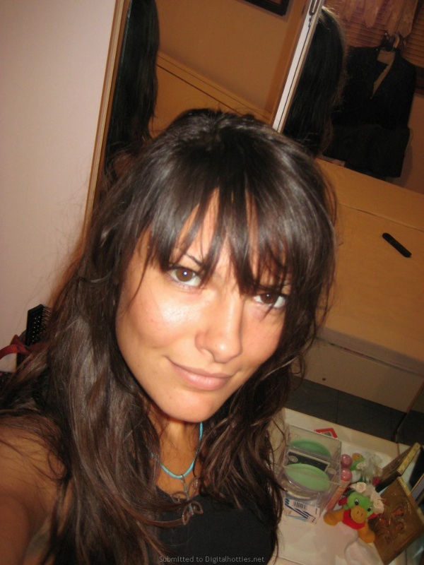 Сексапильная брюнетка искушает упругими титьками 4 фотография Сексапильная брюнетка искушает упругими титьками 4 фотография