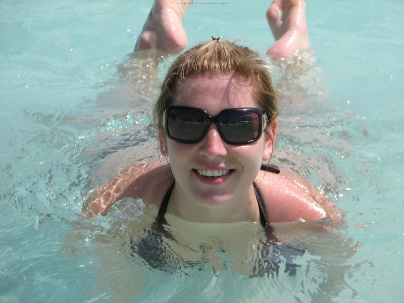 Туристка обнажила дойки на шезлонге 26 фотография