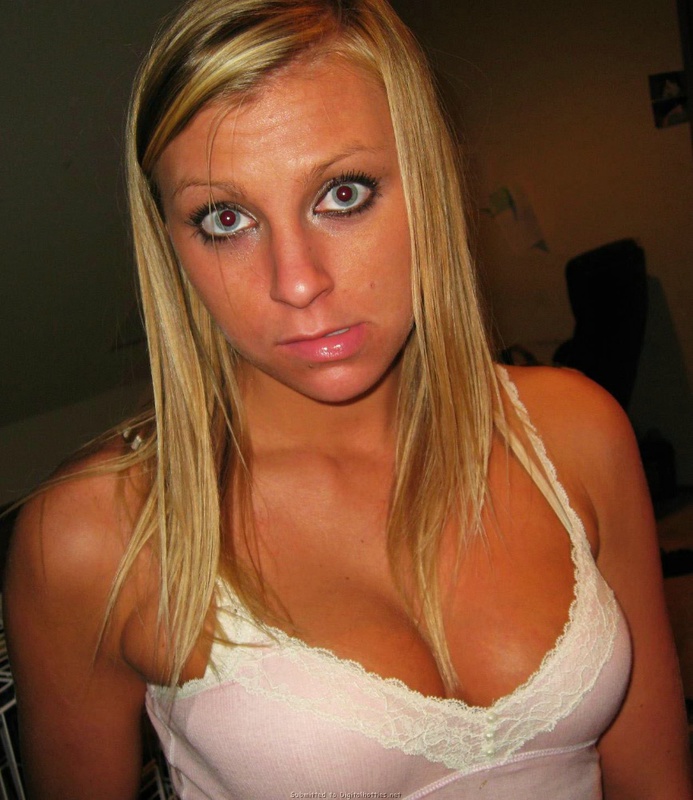 Привлекательная блонда умело обращается с пенисом соседа 20 фотография