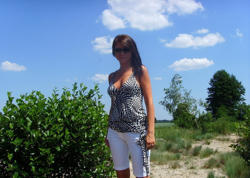 Барышня умело шлифует пенис у своего парня 11 фотография Барышня умело шлифует пенис у своего парня 11 фотография