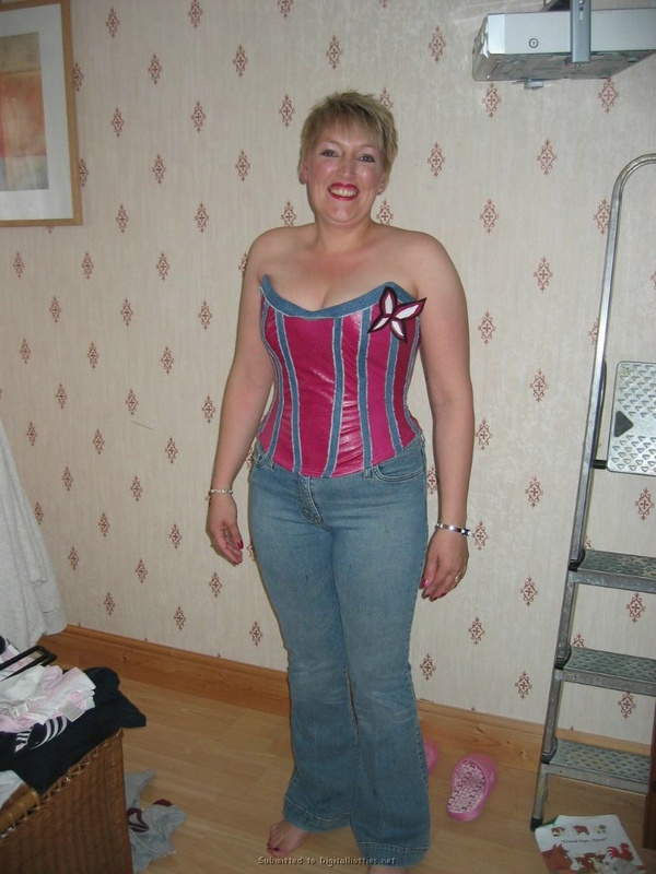 Дама в возрасте примеряет сексуальные наряды 5 фотография Дама в возрасте примеряет сексуальные наряды 5 фотография