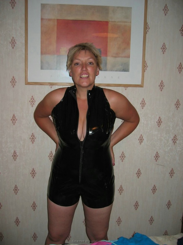 Дама в возрасте примеряет сексуальные наряды 11 фотография Дама в возрасте примеряет сексуальные наряды 11 фотография