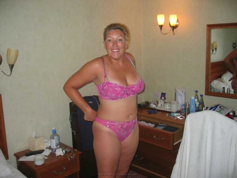 Дама в возрасте примеряет сексуальные наряды 4 фотография Дама в возрасте примеряет сексуальные наряды 4 фотография