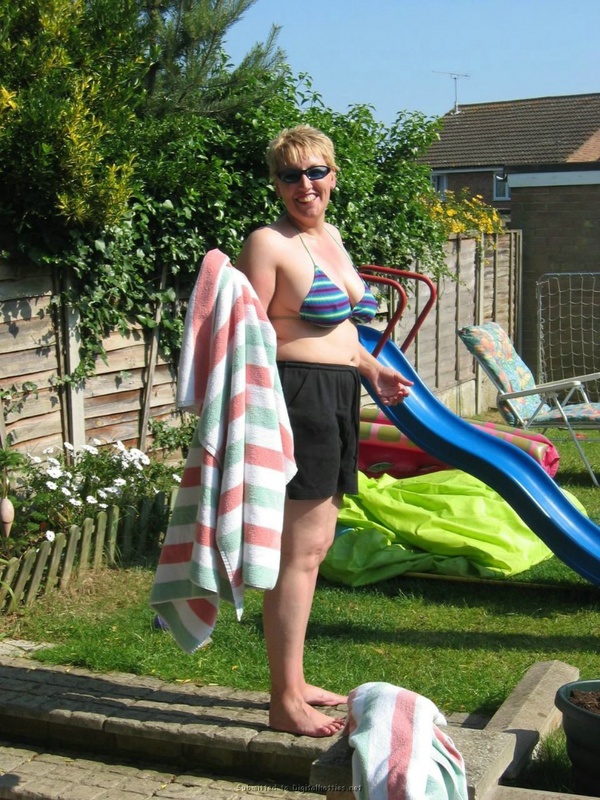 Дама в возрасте примеряет сексуальные наряды 1 фотография Дама в возрасте примеряет сексуальные наряды 1 фотография