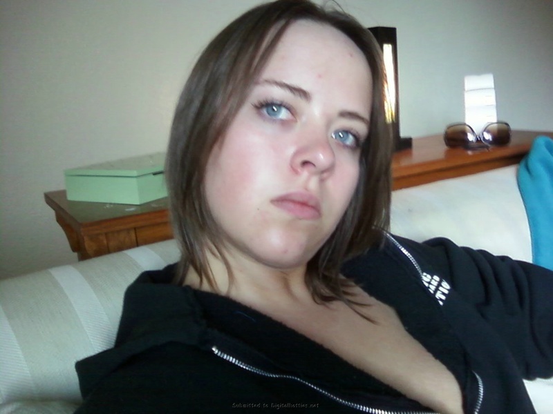 Молодуха в белом бюстгальтере сделала приятелю минет 29 фотография Молодуха в белом бюстгальтере сделала приятелю минет 29 фотография