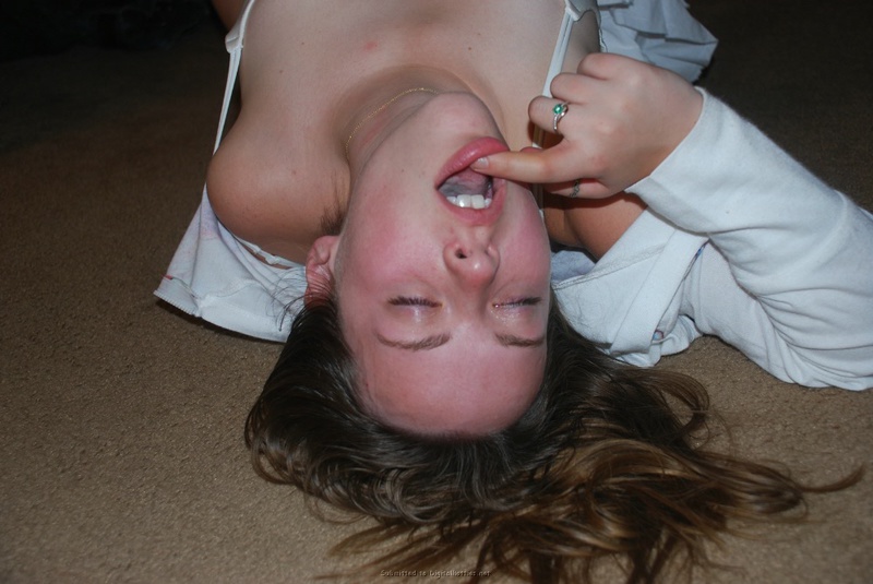 Молодуха в белом бюстгальтере сделала приятелю минет 17 фотография Молодуха в белом бюстгальтере сделала приятелю минет 17 фотография