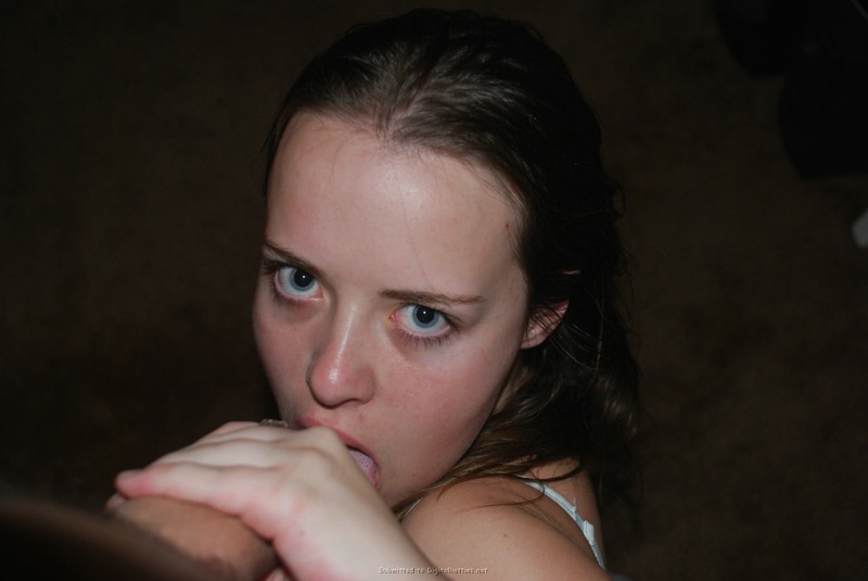 Молодуха в белом бюстгальтере сделала приятелю минет 24 фотография Молодуха в белом бюстгальтере сделала приятелю минет 24 фотография