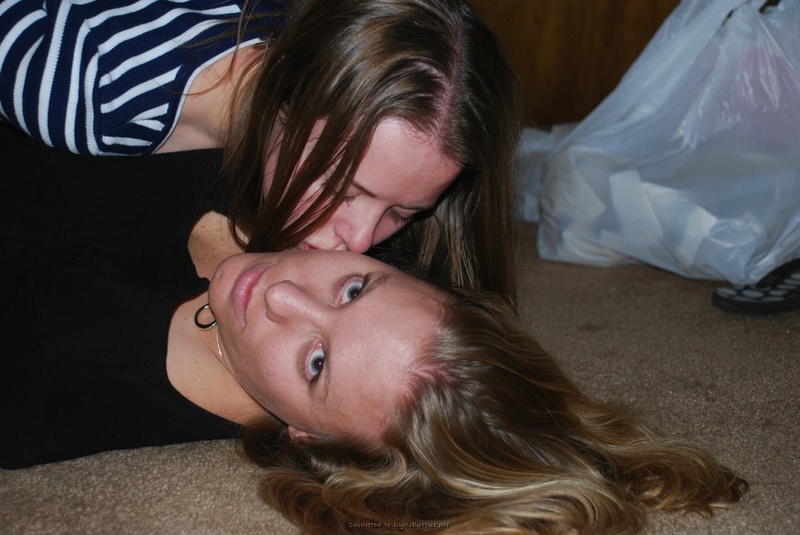 Молодуха в белом бюстгальтере сделала приятелю минет 3 фотография Молодуха в белом бюстгальтере сделала приятелю минет 3 фотография