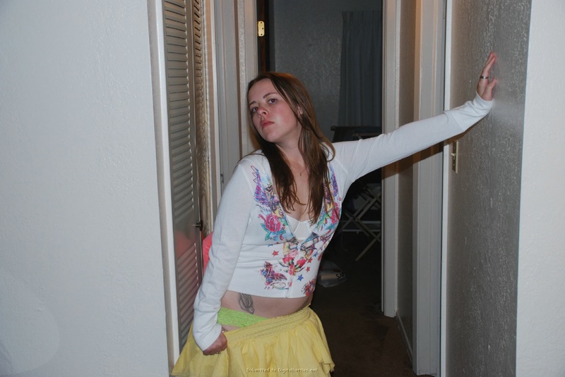 Молодуха в белом бюстгальтере сделала приятелю минет 13 фотография Молодуха в белом бюстгальтере сделала приятелю минет 13 фотография